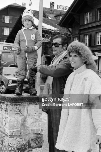 Roger Moore et sa femme Luisa Mattioli à Gstaad le 22 décembre 1977, Suisse.