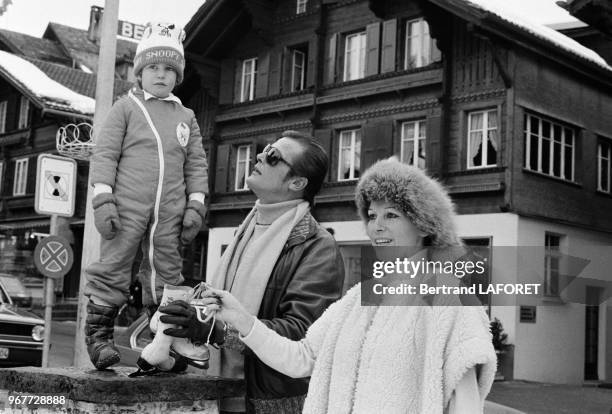 Roger Moore et sa femme Luisa Mattioli à Gstaad le 22 décembre 1977, Suisse.