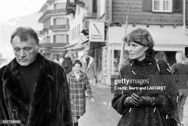 Richard Burton et son epouse Suzie Hunt le 22 decembre 1977 a Gstaad, Suisse.