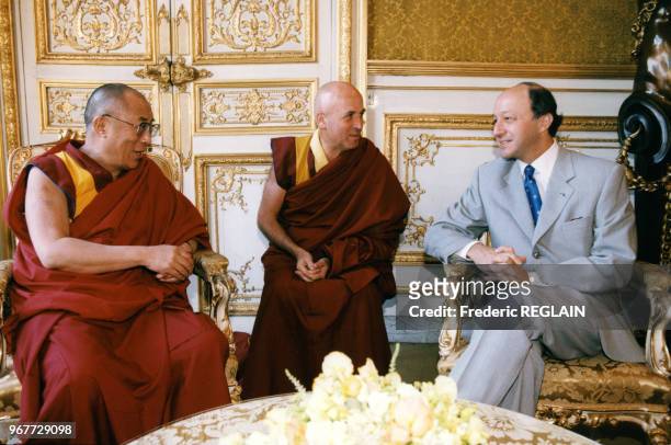 Le Dalaï Lama, accompagné de son interprète Matthieu Ricard, est reçu par Laurent Fabius à l'Assemblée Nationale le 17 juin 1998 à Paris, France.