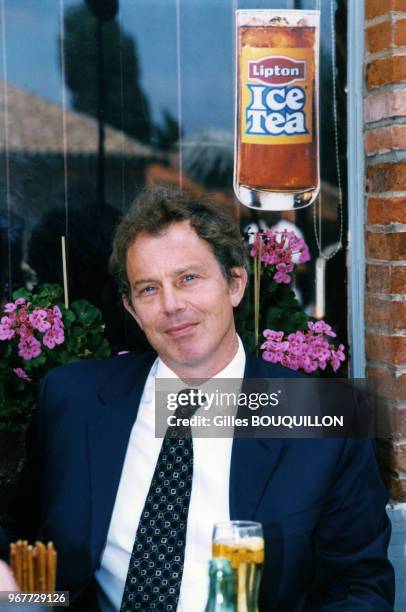 Portrait du Premier Ministre britannique Tony Blair à la terrasse d'un café, 21 août 1998, Cintegabelle, France.