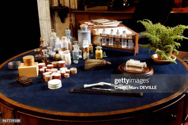 Objets utilisés par Darwin présentés sur une table ronde le 13 octobre 1998 à Downe, Royaume-Uni.