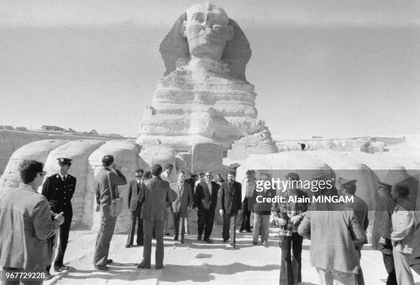 Délégation israelienne composée de Mrs Benelissar, Rozene et du général Abraham Tamir visitent le Sphinx et les Pyramides du Caire le 17 décembre...