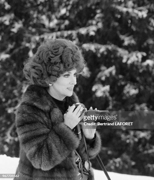 Gina Lollobrigida joue les photographes en vacances à Gstaad en Suisse le 29 décembre 1977.