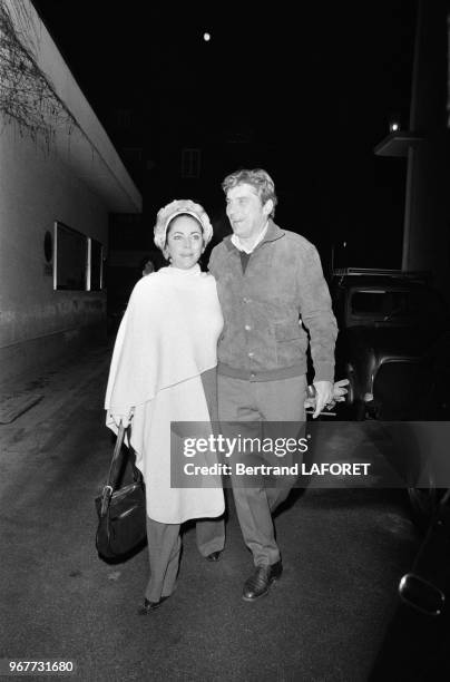 Elizabeth Taylor et son mari John Warner en vacances à Gstaad en Suisse le 29 décembre 1977.