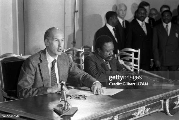 Valéry Giscard d'Estaing et Omar Bongo donnent une conférence de presse lors du 5ème sommet franco-africain au Cahteau de Versailles le 23 mai 1978,...