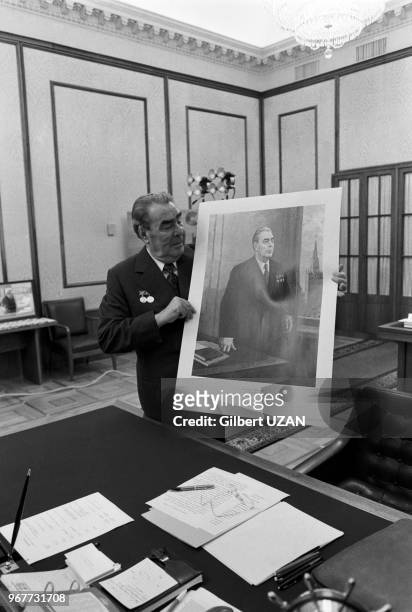 Léonid Brejnev dans son bureau du Kremlin montrant une affiche le représentant, Moscou le 30 septembre 1977, Russie.