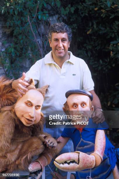 Stéphane Collaro et les marionnettes de laurent Fabius et de Henri Krasucki de son émission 'Cocoricocoboy' le 30 aout 1985 à Paris, France.