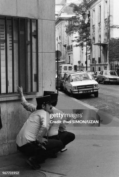 Policiers lors de la prise d'otages à l'ambassade d'Irak par un membre de l'OLP à Paris le 31 juillet 1978. Un policier français sera tué par des...