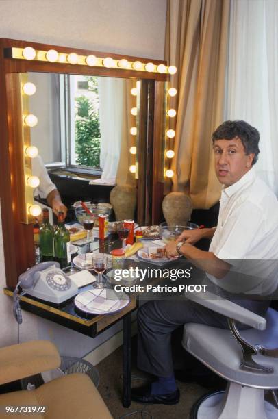 Stéphane Collaro dans sa loge lors de son émission 'Cocoricocoboy' le 30 aout 1985 à Paris, France.