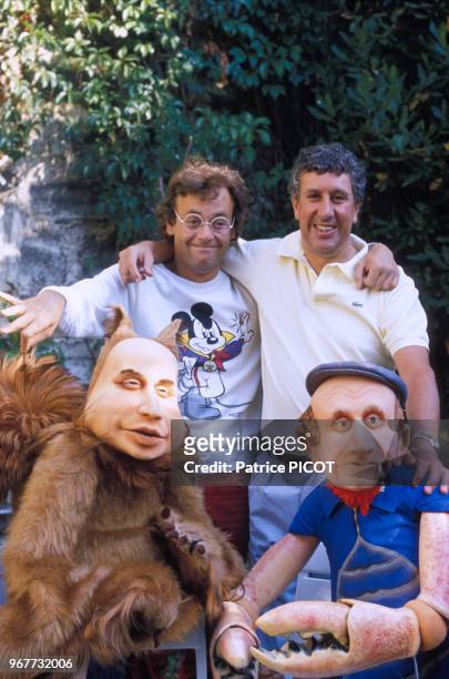 Jean Roucas et Stéphane Collaro et les marionnettes de laurent Fabius et de Henri Krasucki de son émission 'Cocoricocoboy' le 30 aout 1985 à Paris,...