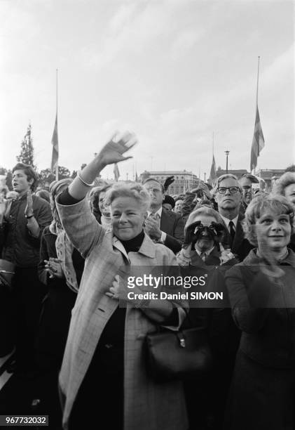 Foule lors de l'intronisation du roi Carl XVI Gustaf de Suède à Stockholm le 19 septembre 1973, Suède.