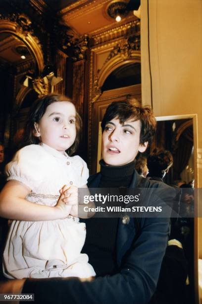 Le top model Inès de la Fressange avec sa fille Nine lors d'une soirée le 21 janvier 1998 à Paris, France.