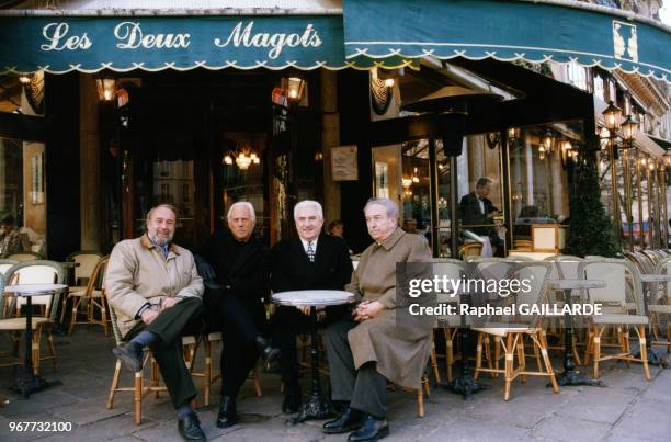 Le couturier italien Giorgio Armani lors de son installation dans le 6e arrondissement, attablé avec Michel-Jacques Perrochon, patron de la brasserie...