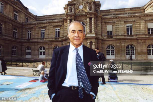 Le journaliste Jean-Pierre Elkabbach devant le Sénat le 25 mai 2000 à Paris, France.