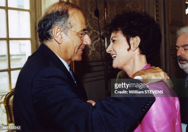 Le journaliste Jean-Pierre Elkabbach au Sénat avec son épouse la romancière Nicole Avril le 25 mai 2000 à Paris, France.