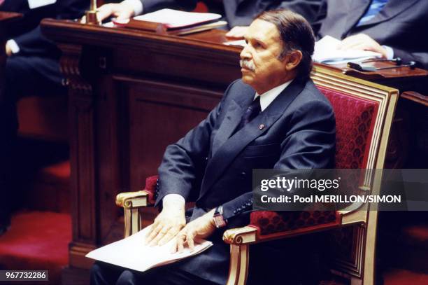 Le président algérien Abdelaziz Bouteflika à l'Assemblée nationale lors de sa visite officielle le 14 juin 2000 à Paris, France.