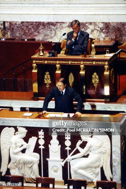 Discours du président algérien Abdelaziz Bouteflika à l'Assemblée nationale lors de sa visite officielle;derrière lui le président de l'Assemblée...