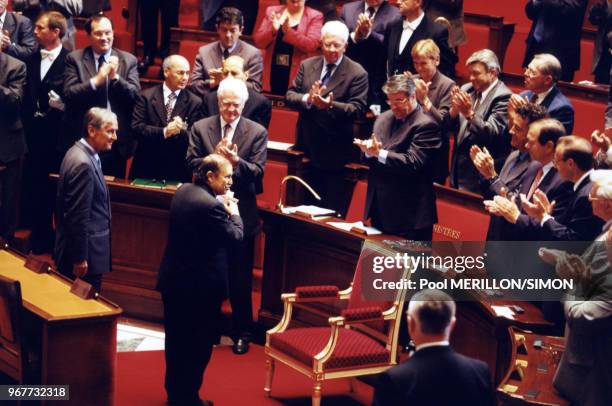 Le président algérien Abdelaziz Bouteflika applaudi par les membres du gouvernement à l'Assemblée nationale lors de sa visite officielle le 14 juin...