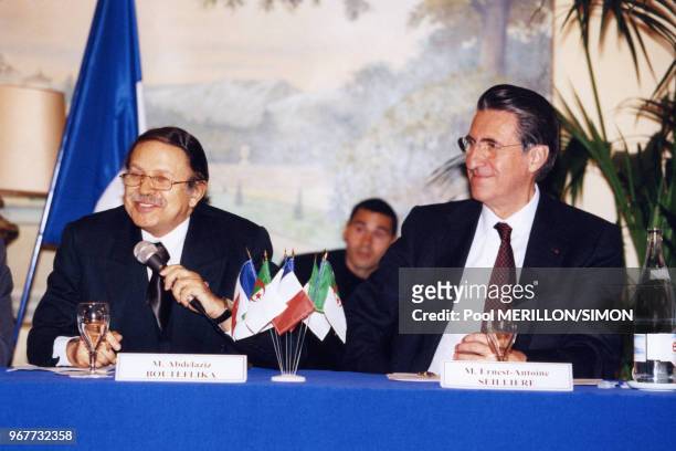Le président algérien Abdelaziz Bouteflika rencontre le président du MEDEF Ernest-Antoine Seillière le 14 juin 2000 à Paris, France.