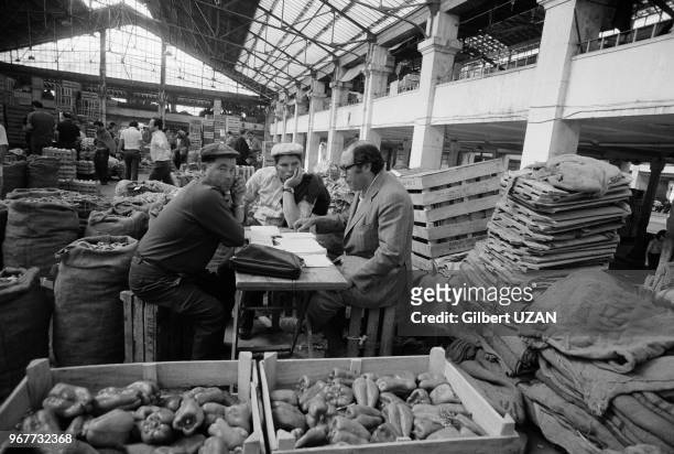 Commercants sur le marché principal de Lisbonne après la tentative manquée de coup d'état de la part de la droite, le 27 aout 1974, Portugal.