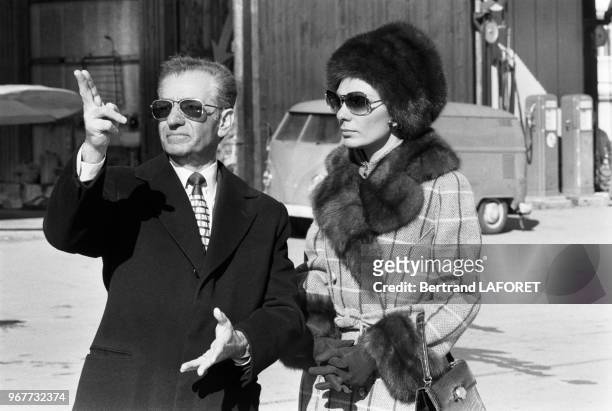 Mohammed Reza Pahlavi et sa femme l'impératrice Farah Diba aux sports d'hiver à Saint-Moritz le 18 février 1975, Suisse.