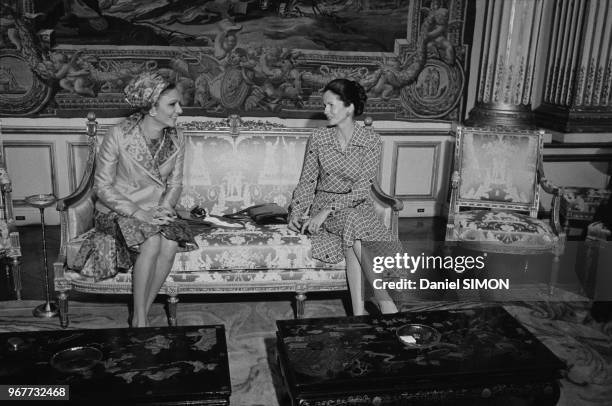 Anne-Aymone Giscard d'Estaing reçoit Farah Pahlavi à l'Elysée lors du voyage officiel du Shah d'Iran à Paris le 25 juin 1974, France.