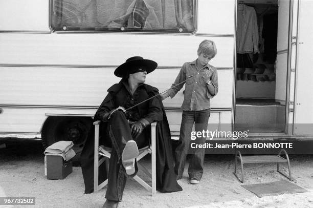 Alain Delon et son fils Anthony Delon sur le tournage du film 'Zorro' réalisé par Duccio Tessari à madrid le 20 aout 1974, Espagne.