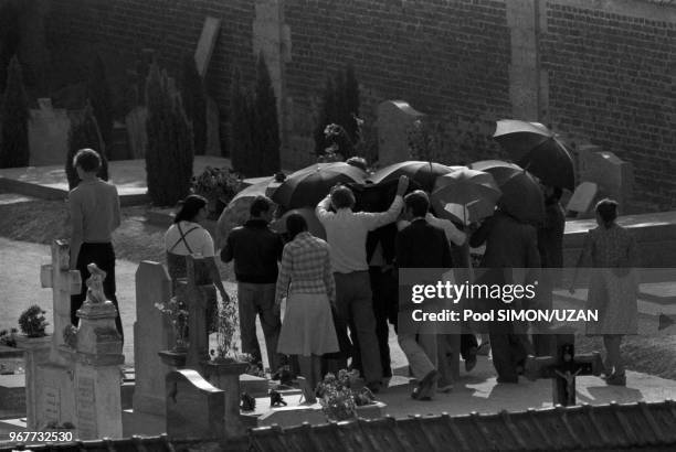 René Hénaux, le 'Mage de Compiègne', se rend sur la tombe de sa femme entouré de ses gardes du corps au cimetière de Compiègne le 23 aout 1978,...