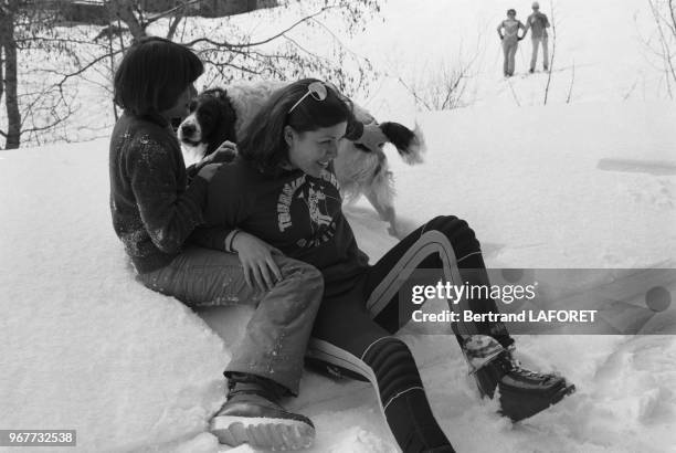 Stéphanie et Caroline de Monaco en vacances d'hiver à Gstaad en février 1977, Suisse.