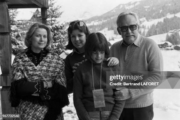 Le Prince Rainier, Grace Kelly, Stéphanie et Caroline de Monaco en vacances d'hiver à Gstaad en février 1977, Suisse.