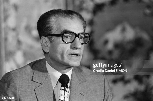 Mohammad Reza Pahlavi donne une conférence de presse à l'issue de son voyage officielle à Paris le 27 juin 1974, France.