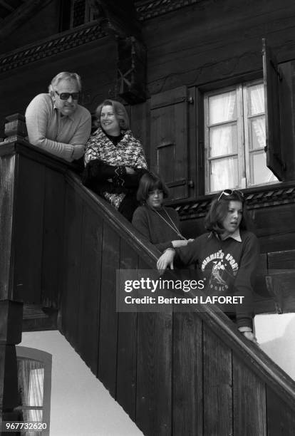 Le Prince Rainier, Grace Kelly, Stéphanie et Caroline de Monaco en vacances d'hiver à Gstaad en février 1977, Suisse.