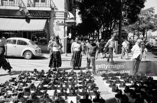 Etalage de chaussures à Lisbonne après la tentative manquée de coup d'état de la part de la droite, le 27 aout 1974, Portugal.