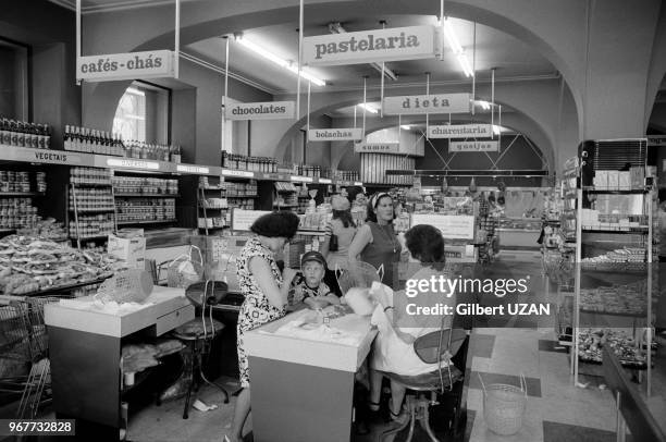 Magasin self-service à Lisbonne après la tentative manquée de coup d'état de la part de la droite, le 27 aout 1974, Portugal.