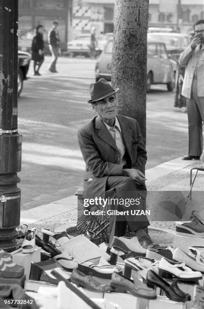 Vendur de chaussures dans une rue à Lisbonne après la tentative manquée de coup d'état de la part de la droite, le 27 aout 1974, Portugal.