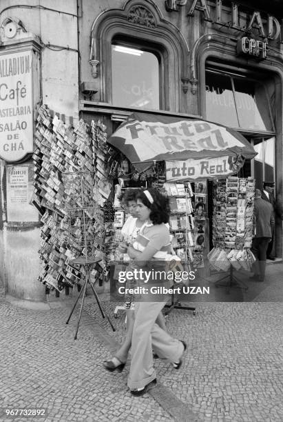 Vie quotidienne à Lisbonne après la tentative manquée de coup d'état de la part de la droite, le 27 aout 1974, Portugal.