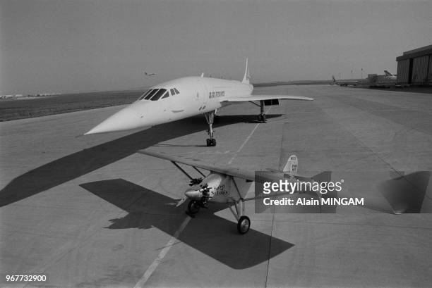 La réplique de l'avion de Lindberg, le 'Spirit of Saint-Louis', et le Concorde à Roissy le 31 mai 1977, France. 50 ans séparent ces 2 avions.