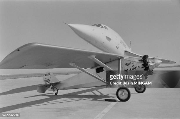La réplique de l'avion de Lindberg, le 'Spirit of Saint-Louis', et le Concorde à Roissy le 31 mai 1977, France. 50 ans séparent ces 2 avions.