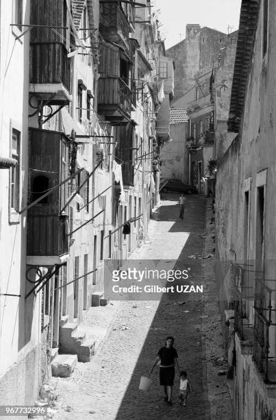 Vie quotidienne à Lisbonne après la tentative manquée de coup d'état de la part de la droite, le 27 aout 1974, Portugal.