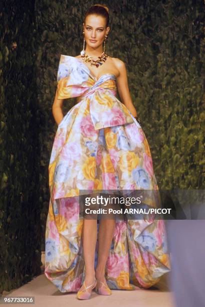 Défilé Jean-Louis Scherrer collection haute-couture printemps/été 91, Paris le 28 janvier 1991, France.