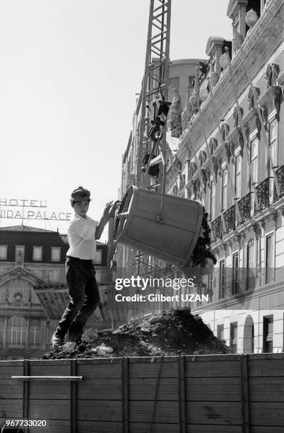 Enafnt travaillant à Lisbonne après la tentative manquée de coup d'état de la part de la droite, le 27 aout 1974, Portugal.
