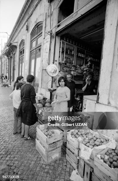 Commercants sur le marché principal de Lisbonne après la tentative manquée de coup d'état de la part de la droite, le 27 aout 1974, Portugal.