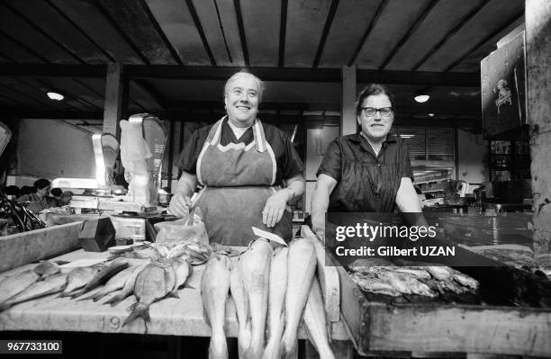 Commercants sur le marché principal de Lisbonne après la tentative manquée de coup d'état de la part de la droite, le 27 aout 1974, Portugal.