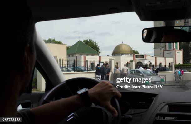 Un policier du Renseignement Territorial au volant d'une voiture, surveille les abords d'une mosquée dont certains fidèles sont soupçonnés de...