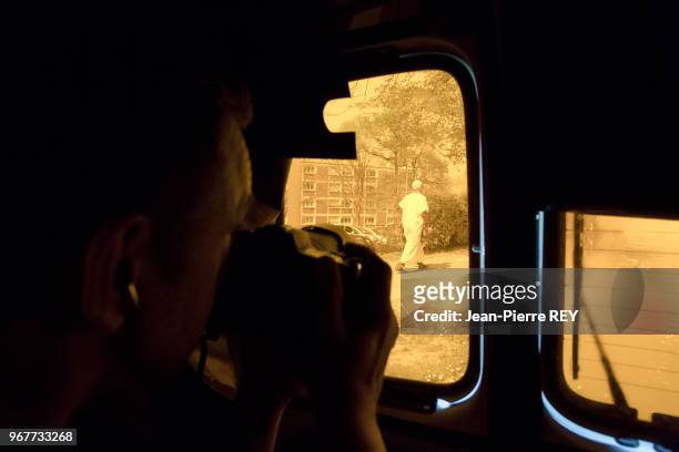 Un policier du Renseignement Territorial en planque dans une camionnette, surveille les abords d'une mosquée dont certains fidèles sont soupçonnés de...