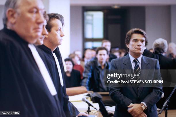 Portrait de l'homme d'affaires Bernard Tapie dirigeant de l'OM, jugé pour corruption sur le banc des accusés en compagnie de ses avocats lors du...