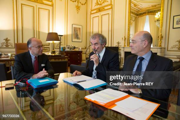 Réunion au Ministère de l'Intérieur où Bernard Cazeneuve prend connaissance des derniers dossiers de surveillance du RT avec Jérome Leonnet, patron...