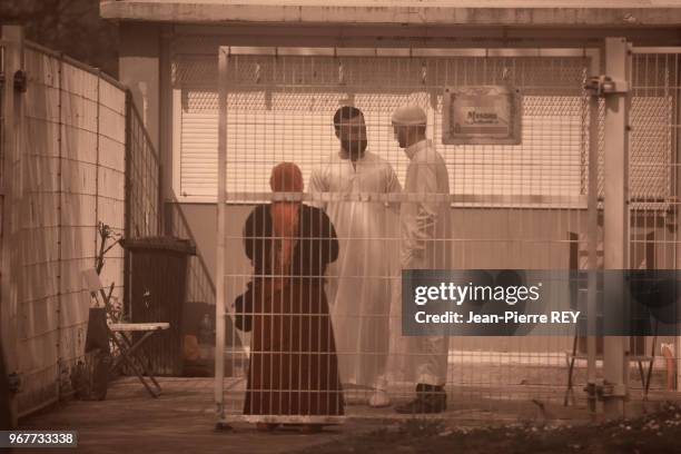 Musulmans fréquentant une mosquée salafiste surveillée par les RG en région parisienne, avril 2015, France.