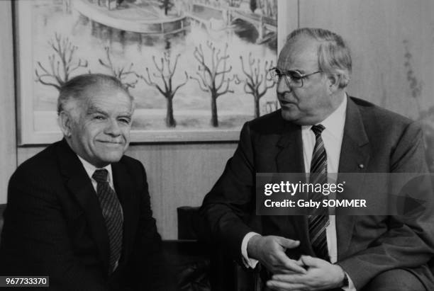 Portrait du ministre des Affaires Etrangères Izthak Shamir et du chancelier ouest-allemand Helmut Kohl le 26 février 1985 à Bonn, Allemagne.